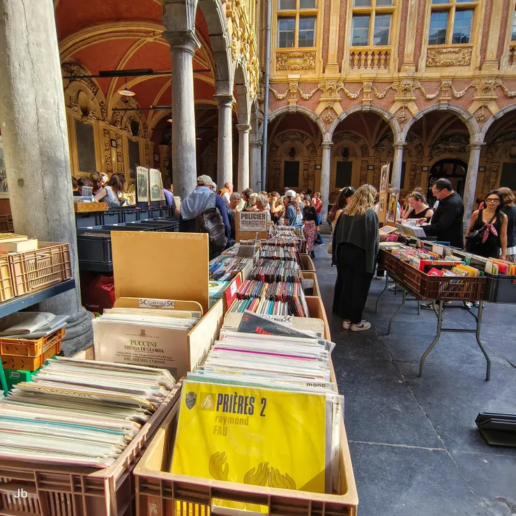 【在舊證券交易所市集，也有賣LP的，一樣找不到幾張古典樂。】