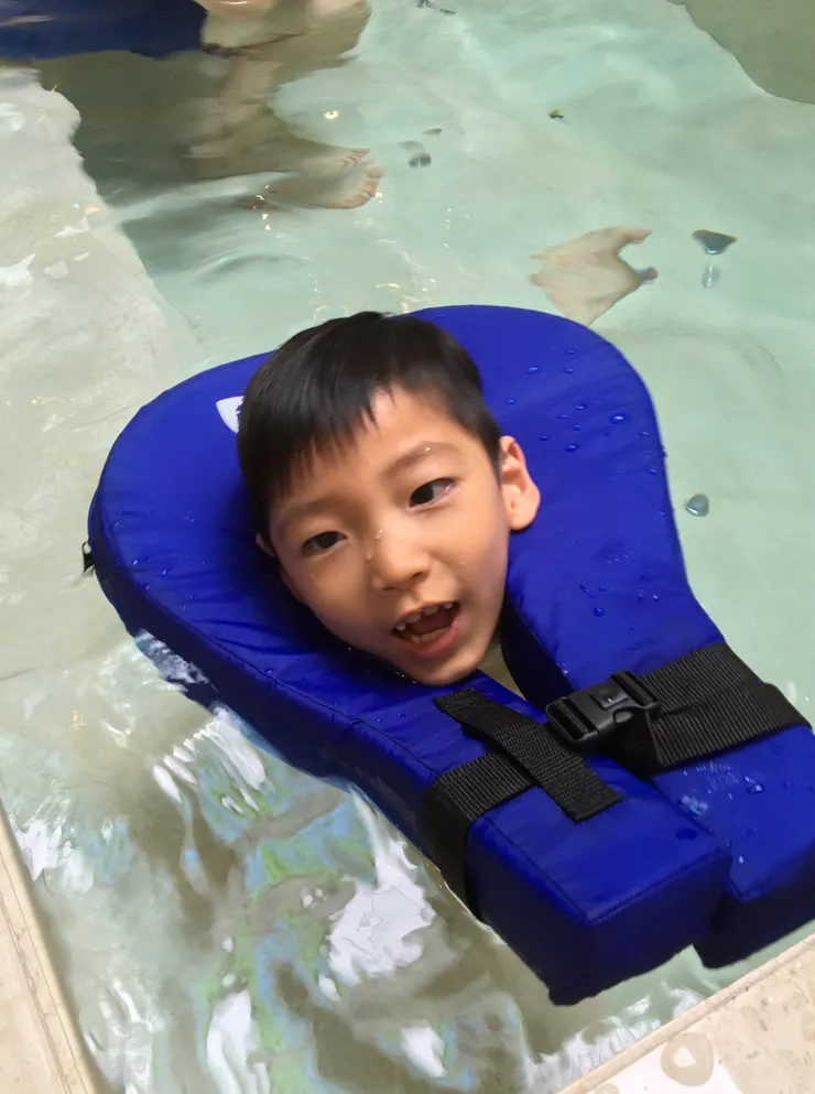 這種脖圈直徑比較適合大童與成人。