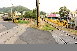 右邊是集集線，左邊則是中興二號支線