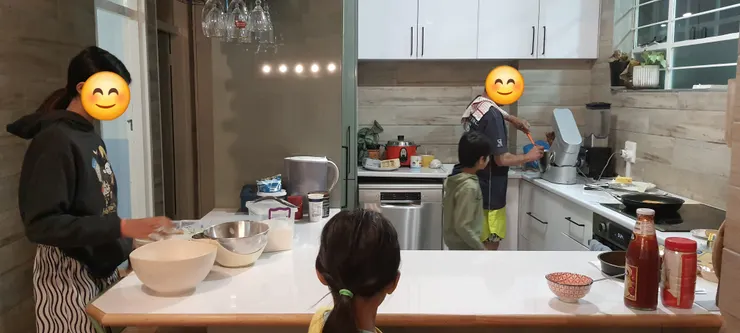 三個小孩都被請去一起幫忙做蛋糕