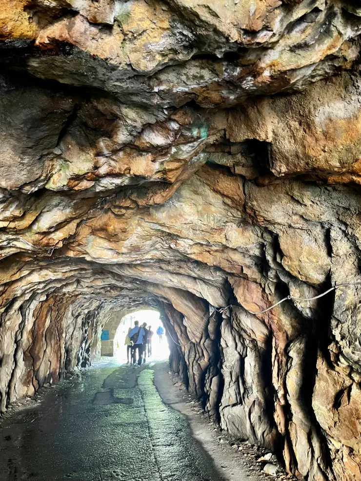 經過古時候的礦業隧道，可以想像先人礦工辛苦開鑿隧道的艱辛