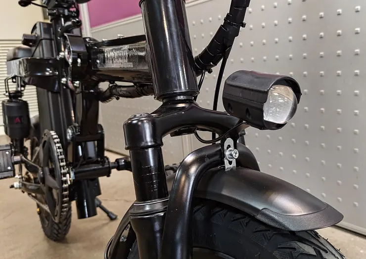 前叉雙避震及車頭燈