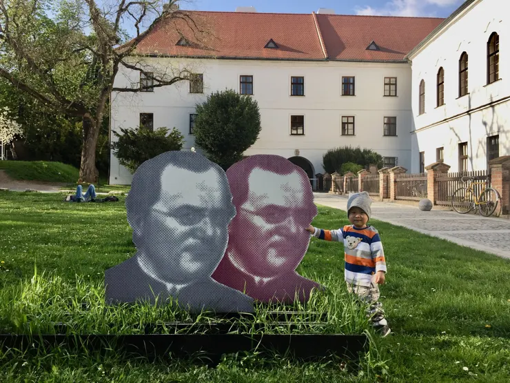 孟德爾博物館外，擺有孟德爾的照片