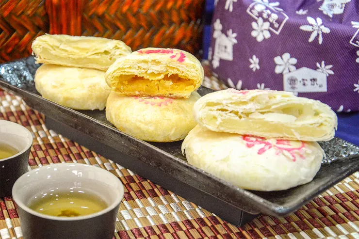 (左: 小太陽餅、中: 晶沙太陽餅、右: 太陽餅)