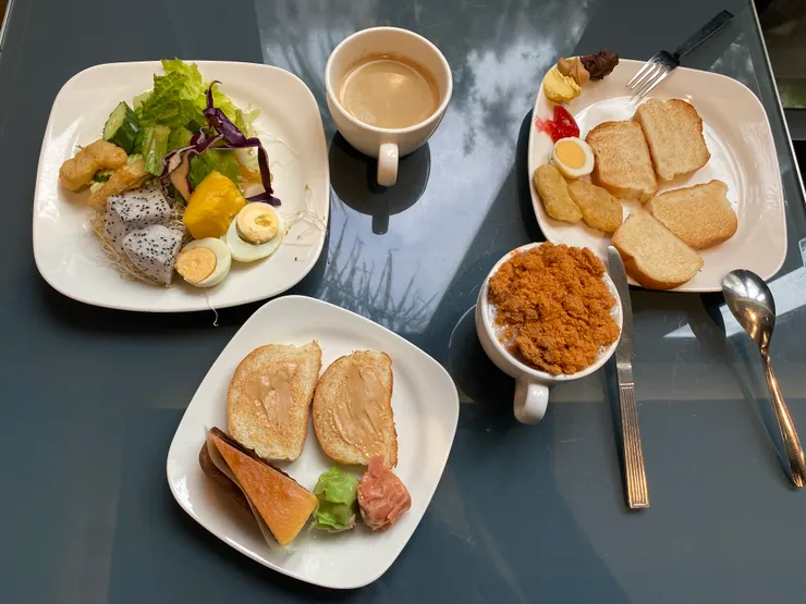 我們兩個人決定放空這天，就把早餐當早午餐好好享受。