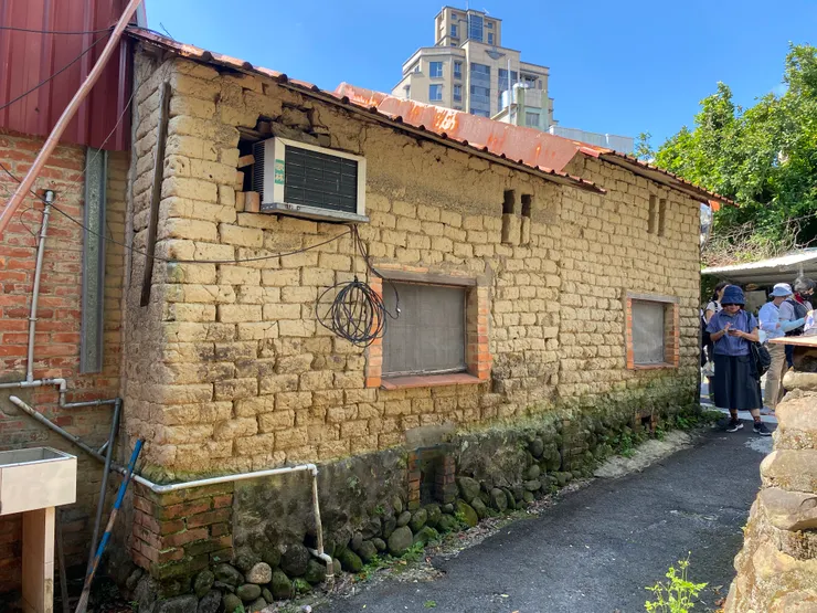 中崙路上的土角厝