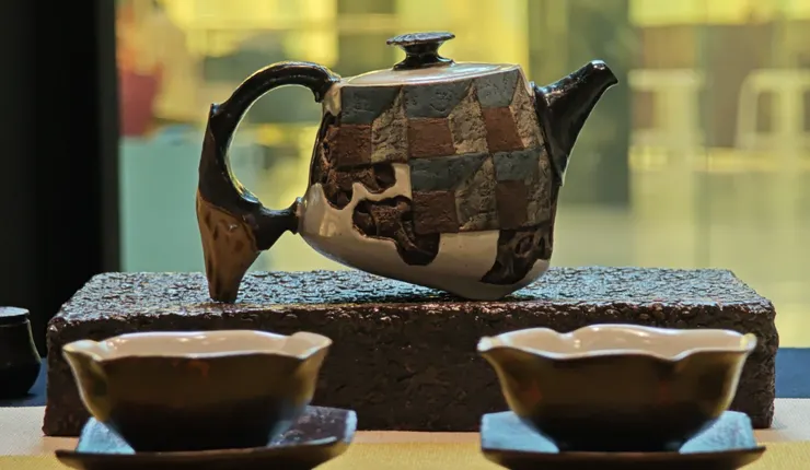 最後長得有點「歪」的陶瓷，以及它如何治癒我們的心。