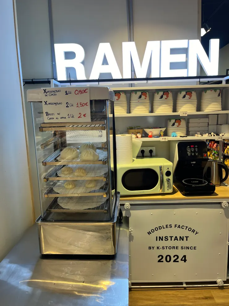 泡麵區，也有賣包子