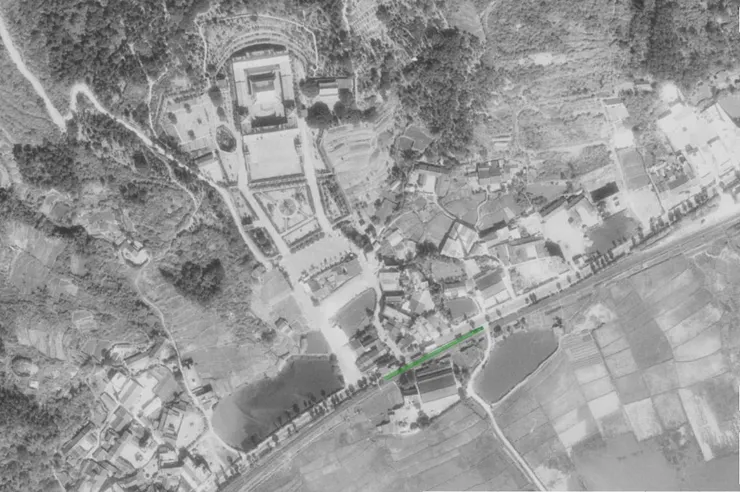 忠義站月台位置(綠框)，北方山上就是忠義廟