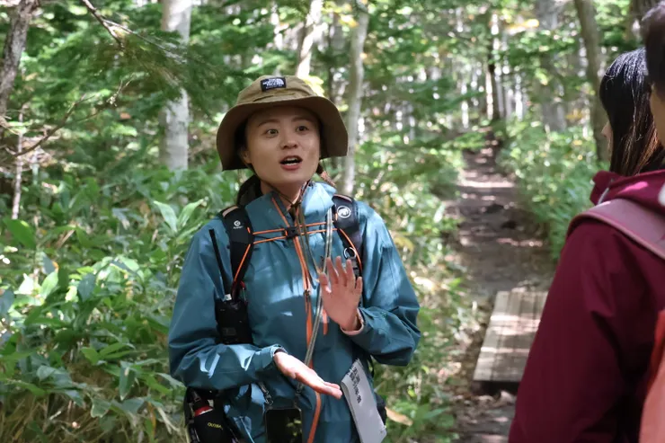 為客人進行夏季的生態導覽