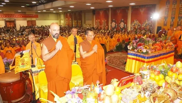 Photo Courtesy: Shawn Liu (Venerable Mozhi and Venerable Tsemang guided the congregation in the Dharma Assembly.)