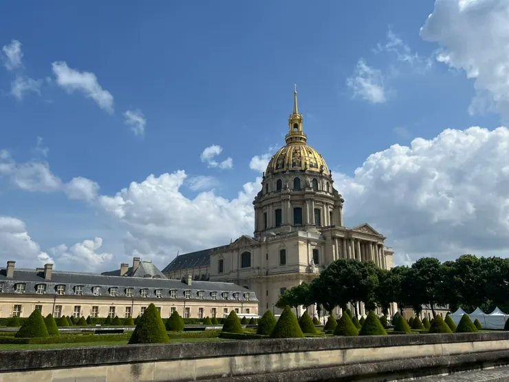 Napoleon's tomb is underneath the dome of Hotel des Invalides（傷兵院），傷兵院裡包括軍事博物館。
