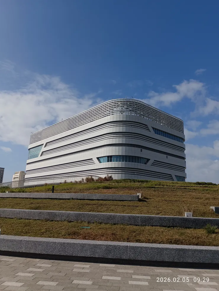 火車站兩側各有建築一棟，尚未使用