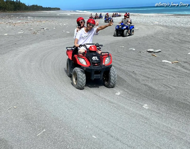 ▲花蓮曼波海灘沙灘車天空之鏡/圖片來源:Betty's Jump Diary