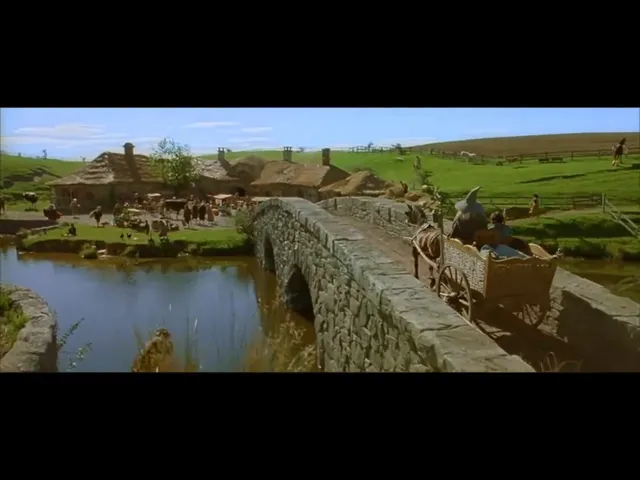 哈比人的日常，The Shire Theme（魔戒三部曲截圖）點開連結便可聆聽配樂大師 Howard Shore 的作品。
