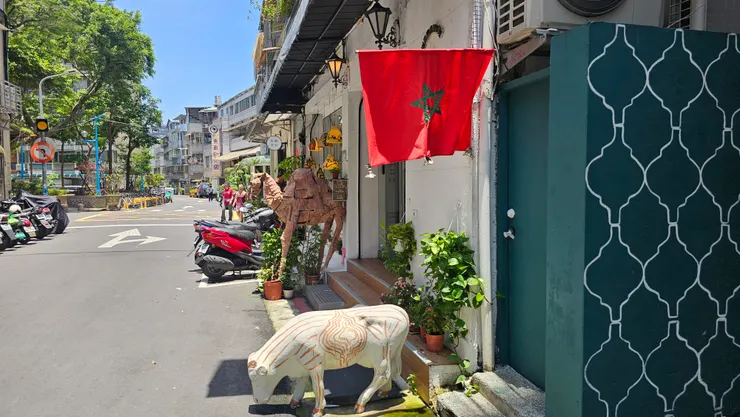 塔吉摩洛哥料理門口的摩洛哥國旗!