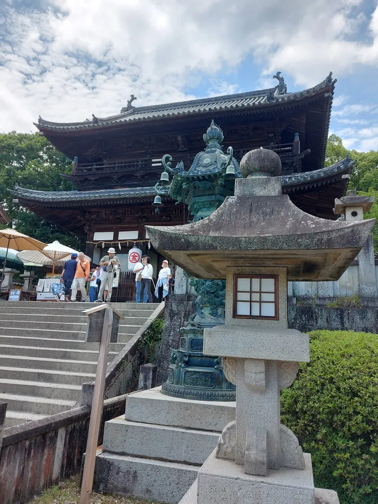 石燈籠,青銅大燈籠,和大門