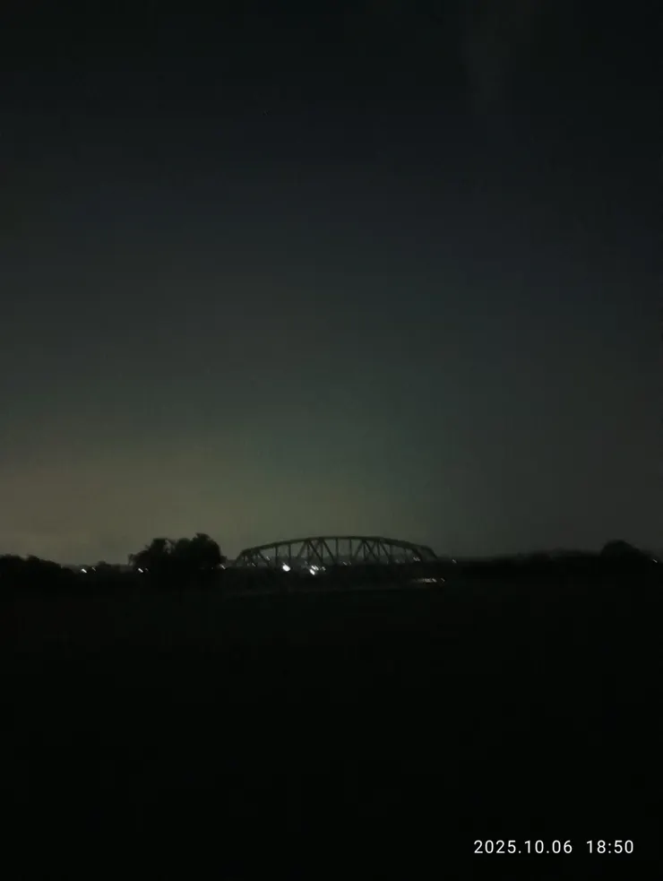 眉心間風緊雲輕