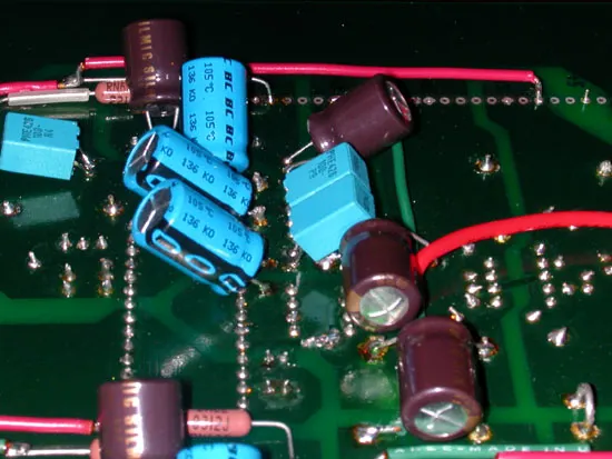 PCM63 周邊重要電容皆使用 Philips 136 系列 220uF/35V