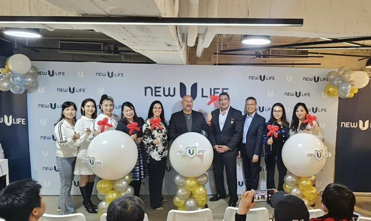 美商新生命舉行品牌升級儀式，由創辦人（中）、亞洲副總裁（左3）、台灣總經理（右4），攜手鑽石級團隊成員齊聚一堂，共同見證品牌蛻變的重要時刻。（圖片提供／美商新生命）