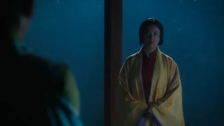 月下的真尋顯得蒼白而易碎