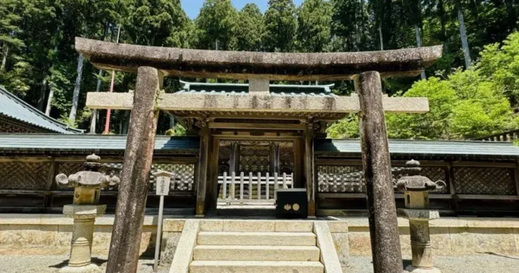 德川家靈廟正門與石燈籠