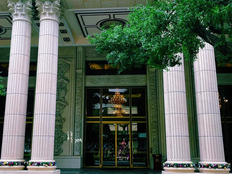 走入巨大水泥柱，豪華萬千