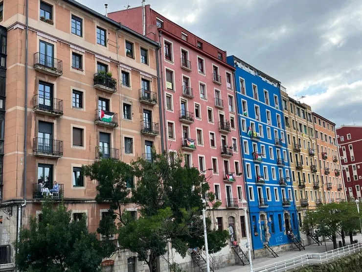 河岸的房子很多陽台都掛上巴勒斯坦旗