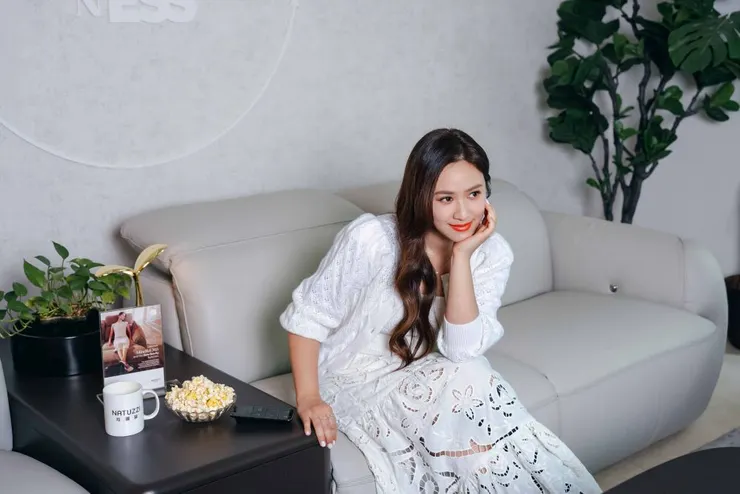 ▲吳姍儒Sandy相中 NATUZZI 「Mindful 追劇沙發」，笑稱：「想要全家人窩在上面追劇！」(照片提供 NATUZZI拉圖誌)