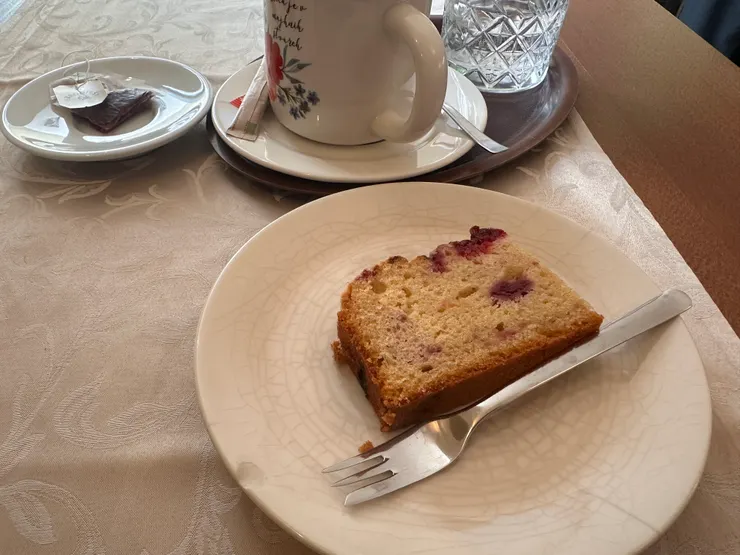 一片莓果蛋糕搭配水果茶，絕配！