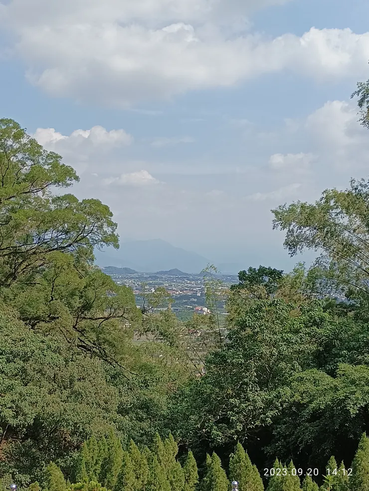 靈山步道入口有座雷音寺，此景為寺前景觀