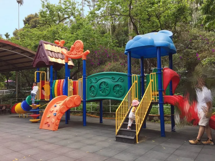 旁邊也有遊樂設施可供遊玩