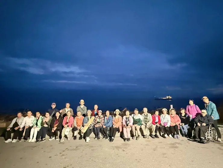 黃昏的太平洋公園，身後的白沙灘盡是滿滿的漂流木