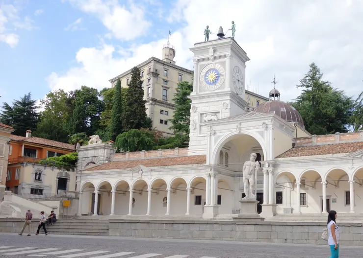 烏迪內市中心的自由廣場、聖喬凡尼長廊與鐘塔，是聚會或露天活動的首選之處。（攝影：王幸慈）