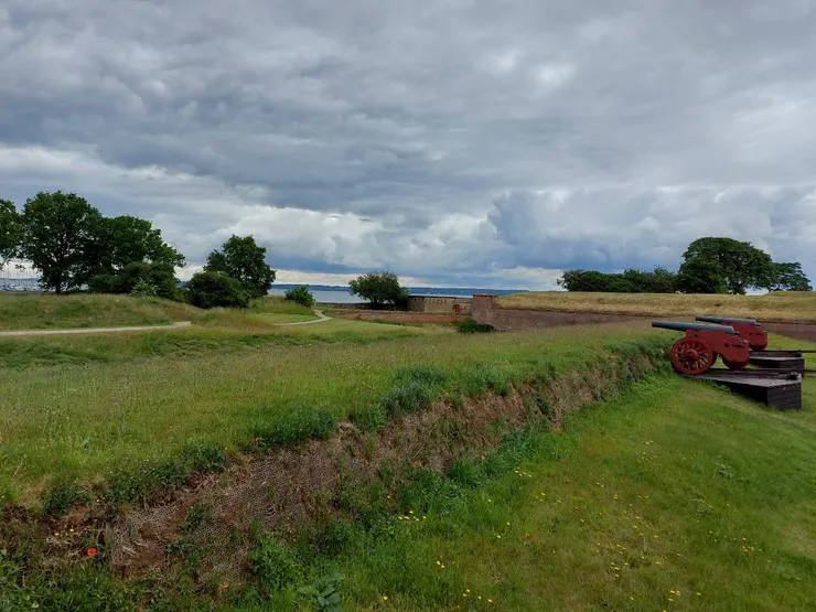 城堡面海有厚實的土牆