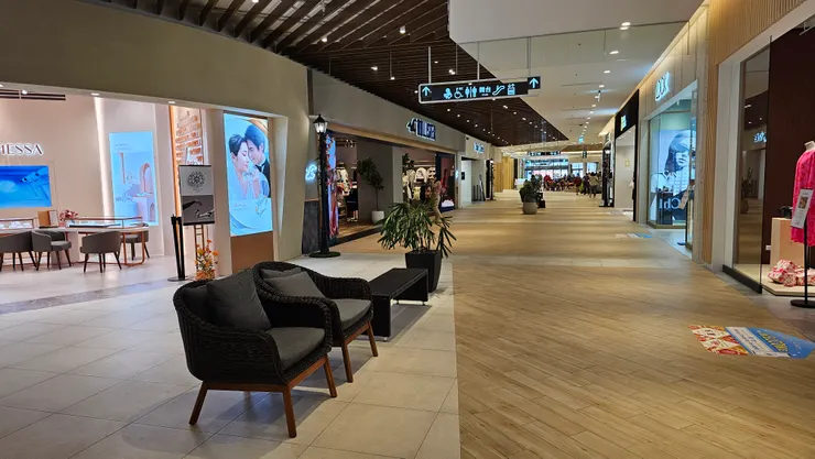 LaLaport最讚的地方就是到處都有超舒適的椅子可以坐下來休息!