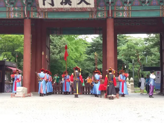 首爾市區景點德壽宮王宮守門將換崗交接儀式