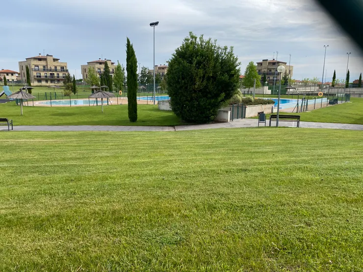 沒有人煙卻有漂亮草皮游泳池的豪華社區