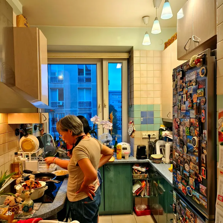 【晚餐就在家裡吃，表姊妹掌廚。】