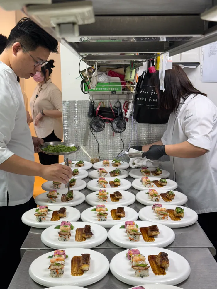 忙錄的廚房，主廚和阿姨超級忙碌