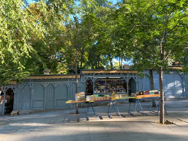 走回來才發現，一早爬過的上坡路其實都是書報攤。這裏滿滿文藝氣息