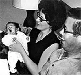 霍伊特夫婦跟其中一個孩子