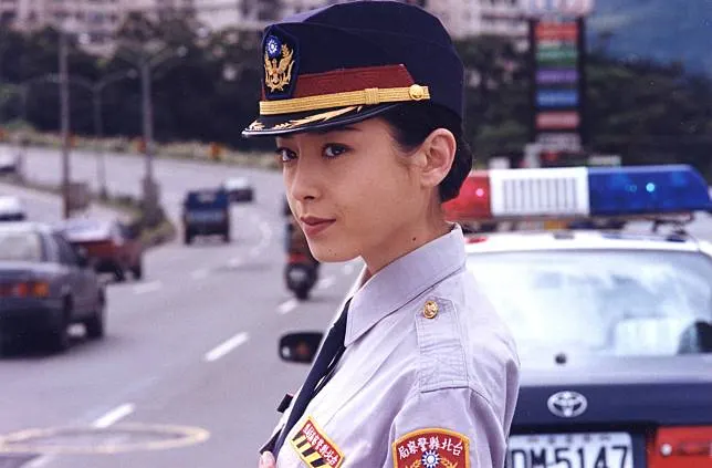 誰能把女警裝穿得比她優雅？