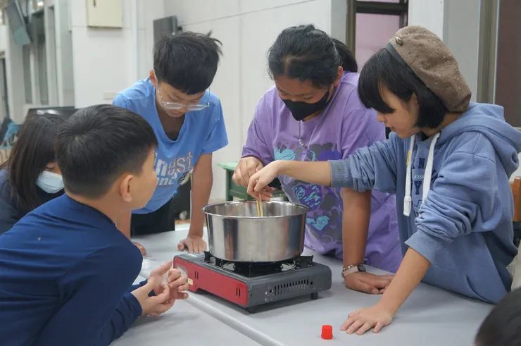 ▲ 課輔形式相當多元，哥哥姊姊們一起帶領孩童製作護唇膏