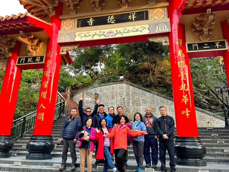 【同學們在山門下大合照。佳源的iPhone請路人甲拍。】