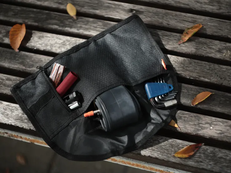 我裝了隨車工具、29吋登山車內胎(因為我裝的是45c的胎)、打鏈器、補胎肉條。