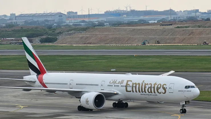 這是阿聯酋剛降落台北的波音B777-300ER型廣體雙走道客機!