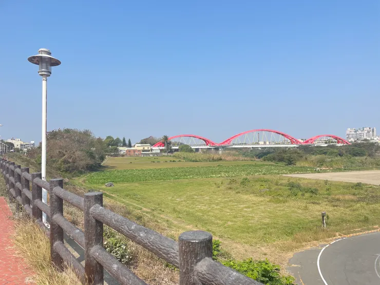 遠方可以看到橋的身影了！