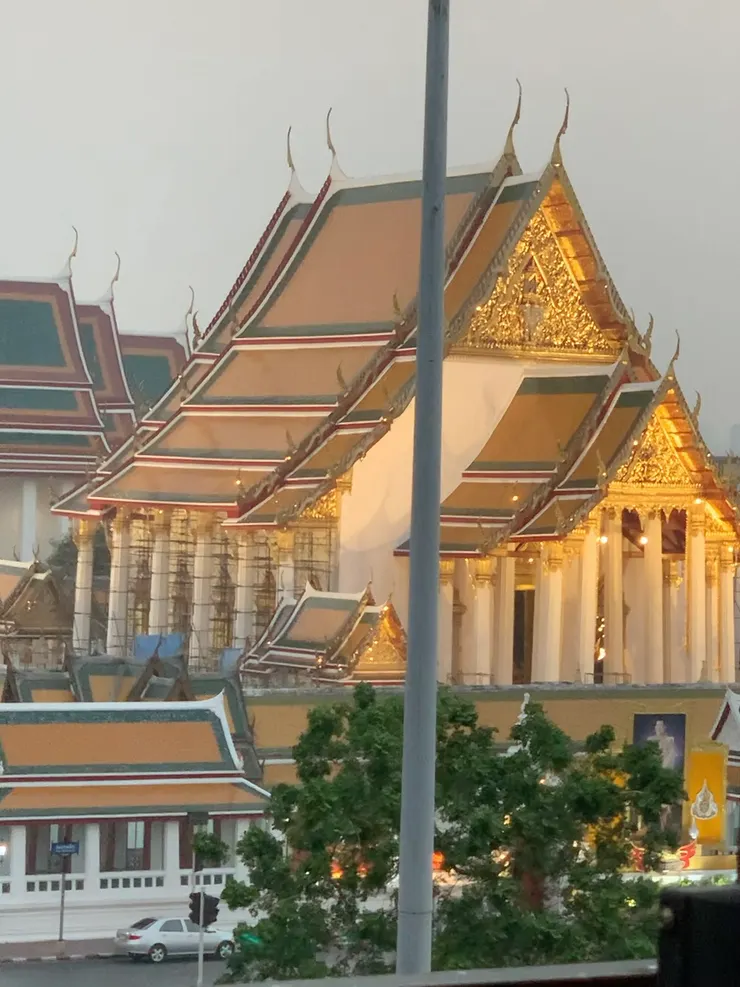 打燈後的蘇泰寺又更美了