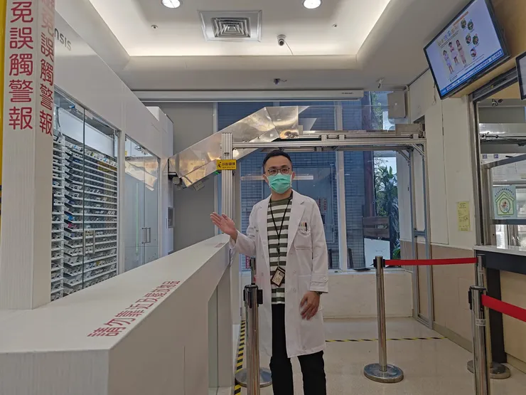 超高齡化社會浪潮，慢性病醫療需求持續增加，藥師人力普遍不足，台大北護分院6日舉辦記者會，分享全自動盒裝藥發藥機，作業時間可少30%、等藥時間縮短20%。（圖／中央社）